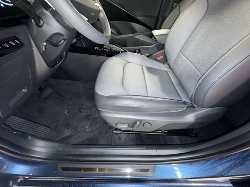 Certified 2025 Kia Niro SX image 15
