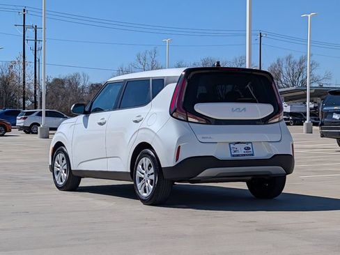 Used 2023 Kia Soul LX image 4