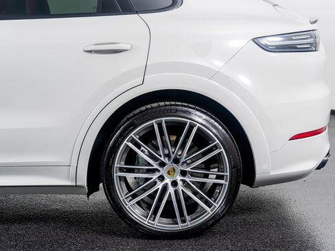 Used 2022 Porsche Cayenne Turbo image 17