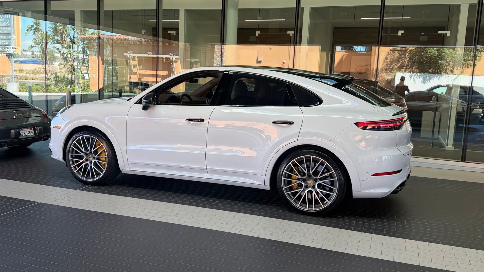 Certified 2022 Porsche Cayenne Turbo AWD/4WD image 3