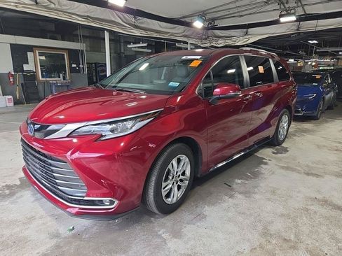 Used 2023 Toyota Sienna Limited FWD image 3