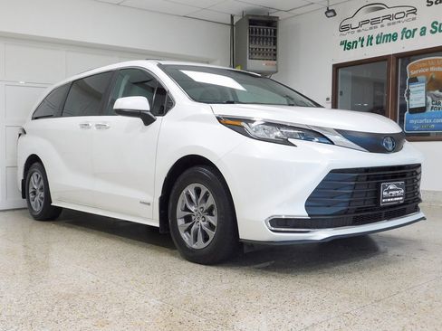 Used 2021 Toyota Sienna XLE image 3