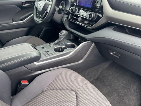 Used 2025 Toyota Highlander LE FWD image 31
