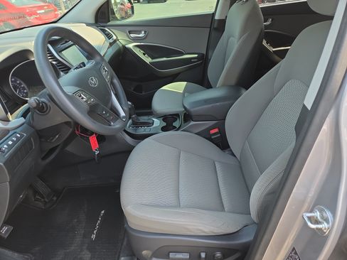 Used 2017 Hyundai Santa Fe SE FWD image 10