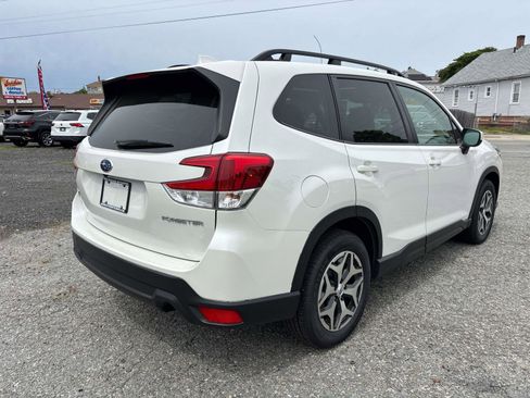 Used 2022 Subaru Forester Premium AWD/4WD image 5