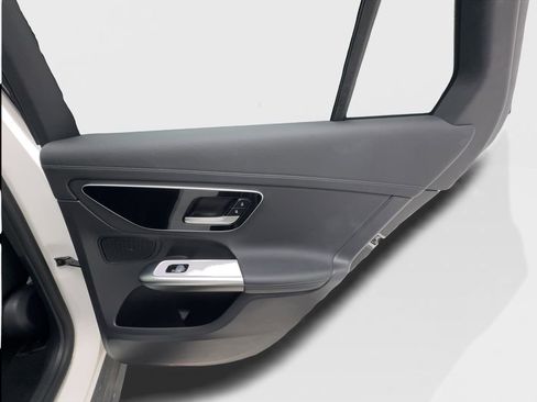 Used 2024 Mercedes-Benz GLC 300 image 28