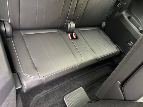 Used 2023 Volkswagen Tiguan SE w/ Panoramic Sunroof Package FWD image 40