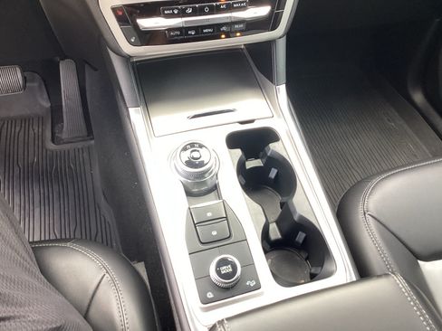 Used 2023 Ford Explorer XLT w/ Equipment Group 202A AWD/4WD image 18