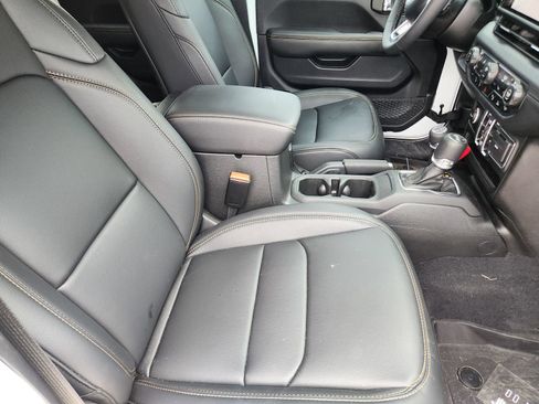 Used 2025 Jeep Wrangler Unlimited Sahara AWD/4WD image 16