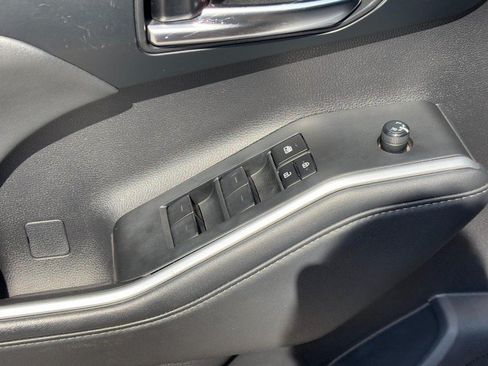 Used 2023 Toyota Highlander XLE AWD/4WD image 19