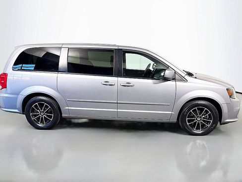 Used 2017 Dodge Grand Caravan SE image 8