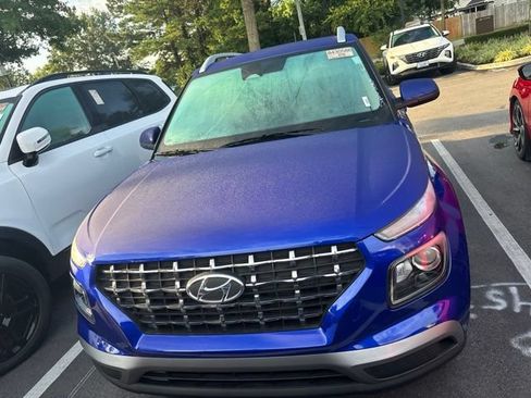 Used 2025 Hyundai Venue SEL FWD image 3