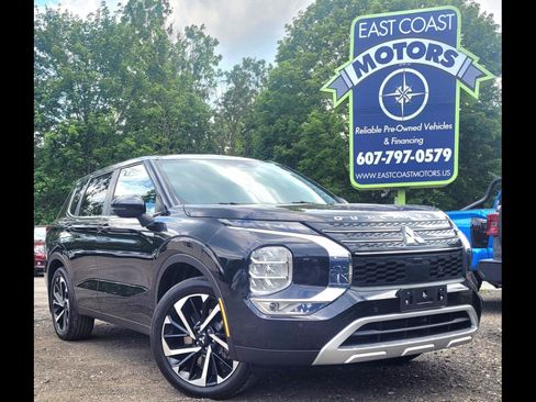 Used 2023 Mitsubishi Outlander SE AWD/4WD image 1