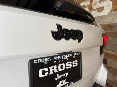 Used 2018 Jeep Grand Cherokee Altitude image 21