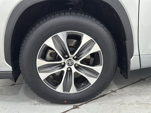Used 2022 Toyota Highlander XLE image 25