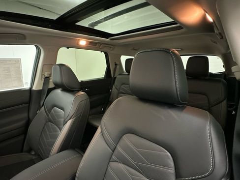 Certified 2024 Nissan Pathfinder Platinum w/ Black Appearance Package AWD/4WD image 9