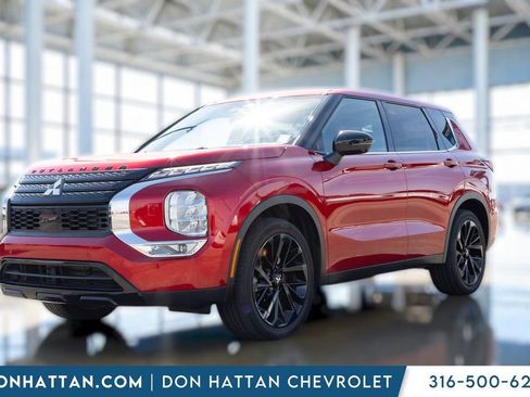 Used 2024 Mitsubishi Outlander SE image 1