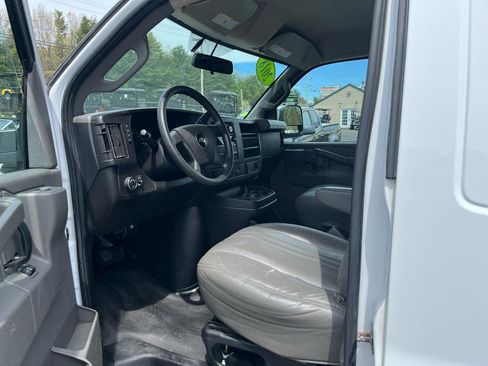 Used 2018 Chevrolet Express 2500 RWD image 9