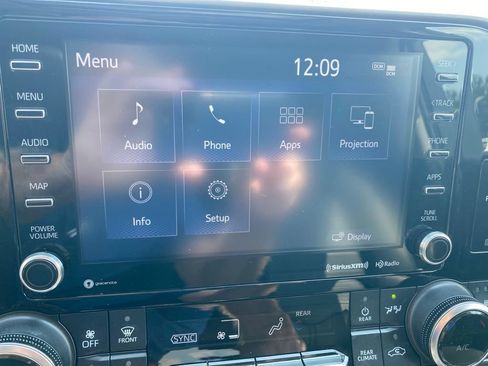 Used 2022 Toyota Highlander XLE AWD/4WD image 11