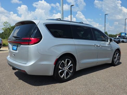 Used 2022 Chrysler Pacifica Pinnacle FWD image 3