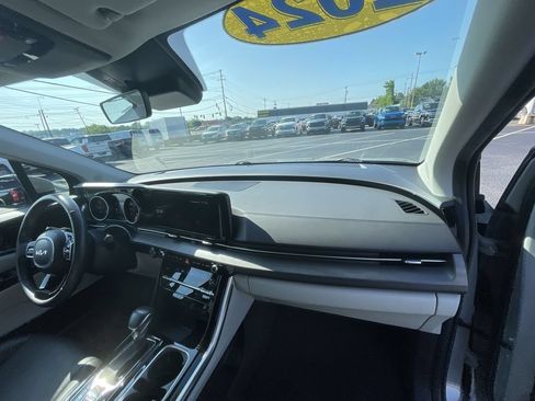 Used 2024 Kia Carnival EX FWD image 28