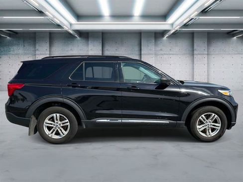 Used 2023 Ford Explorer XLT AWD/4WD image 3