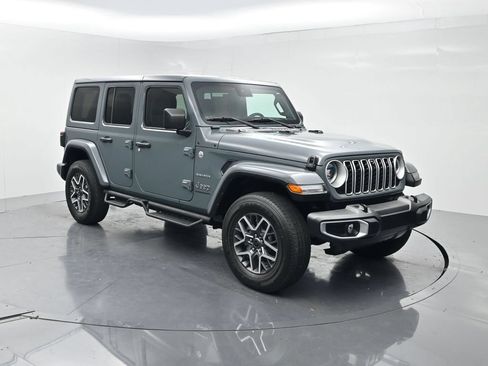 Used 2024 Jeep Wrangler Unlimited Sahara w/ Technology Group AWD/4WD image 2
