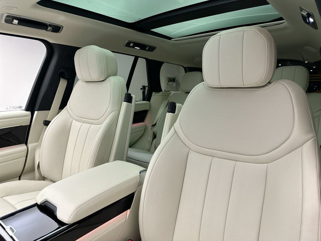 Certified 2025 Land Rover Range Rover SE AWD/4WD image 9