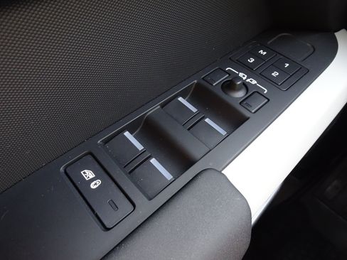 Certified 2024 Land Rover Defender 110 S AWD/4WD image 33