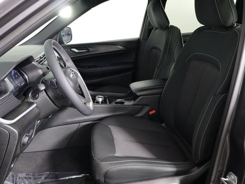 Used 2025 Jeep Grand Cherokee Laredo RWD image 14