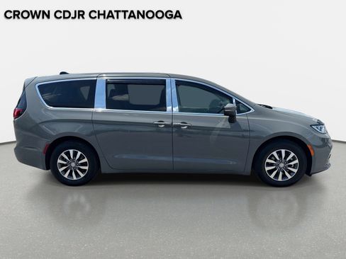 Used 2023 Chrysler Pacifica Touring-L FWD image 4