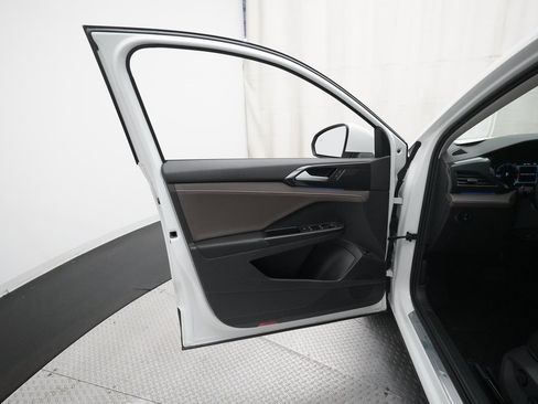 Used 2023 Volkswagen Taos SEL image 27