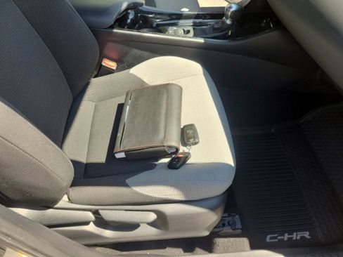 Used 2019 Toyota C-HR XLE FWD image 22