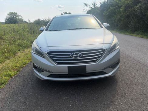 Used 2015 Hyundai Sonata SE w/ Option Group 09 FWD image 2