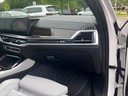 Used 2025 BMW X5 xDrive40i w/ M Sport Package AWD/4WD image 18