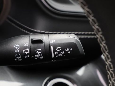 Used 2023 Jeep Grand Cherokee Laredo image 33