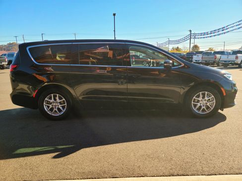 Used 2024 Chrysler Pacifica Touring-L image 22