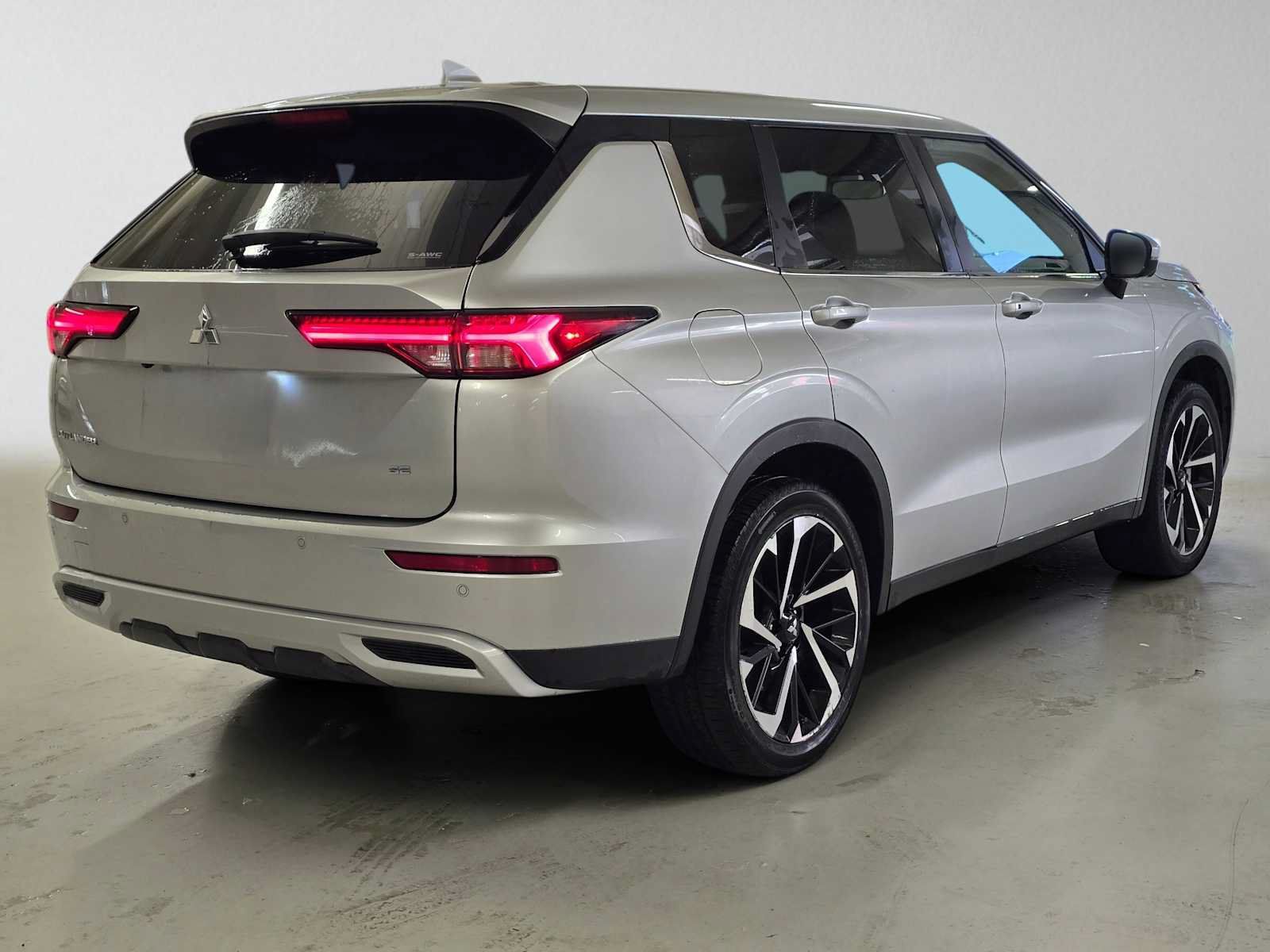 Used 2024 Mitsubishi Outlander SE AWD/4WD image 5