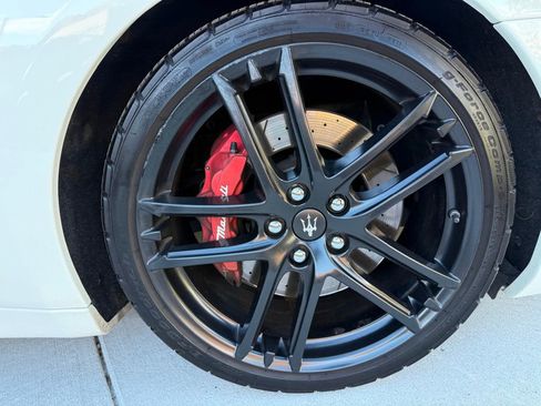 Used 2015 Maserati GranTurismo Sport image 19