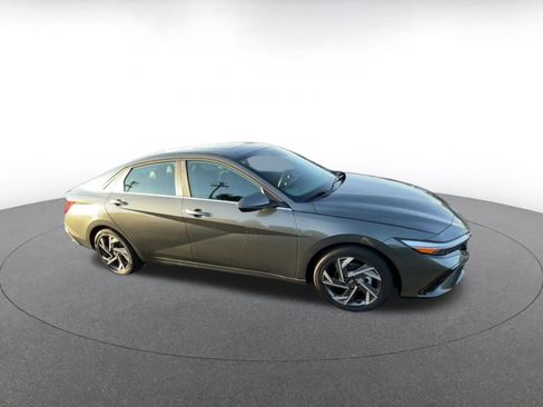Used 2025 Hyundai Elantra Limited image 2