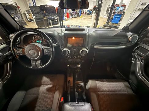Used 2011 Jeep Wrangler Unlimited Sahara w/ Connectivity Group AWD/4WD image 17