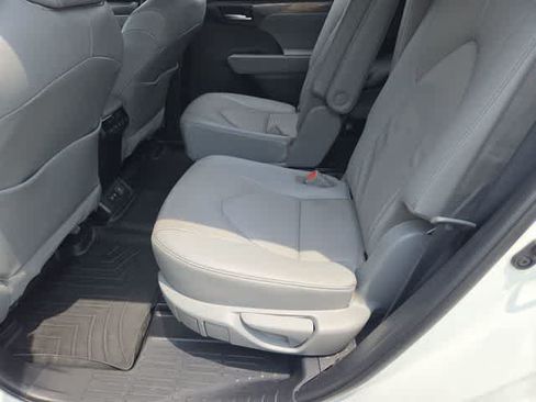 Used 2021 Toyota Highlander Limited FWD image 19