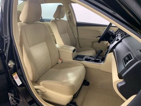 Used 2015 Toyota Camry LE image 34