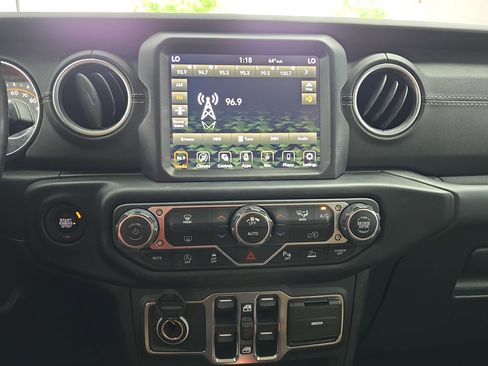 Used 2020 Jeep Gladiator Overland AWD/4WD image 19