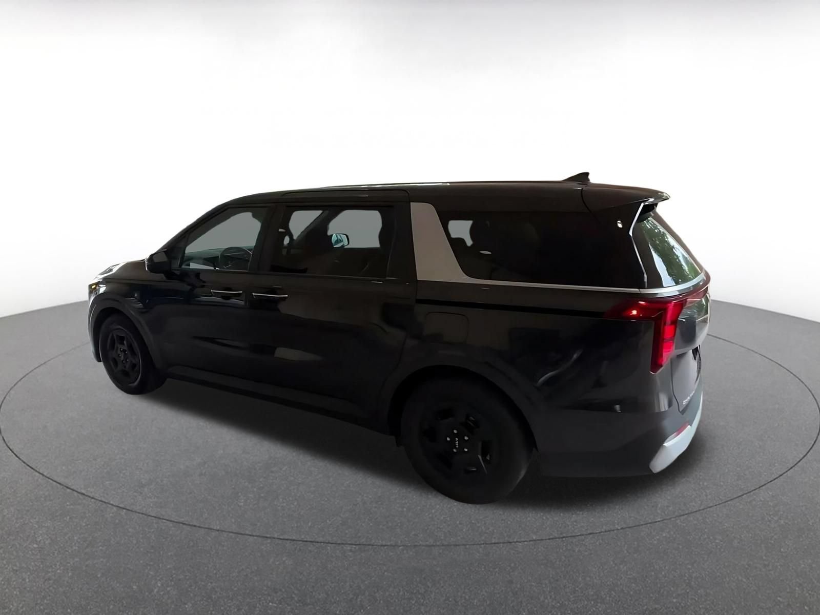 Used 2026 Kia Carnival FWD image 8