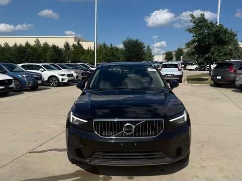 Used 2025 Volvo XC40 B5 Core AWD/4WD image 2