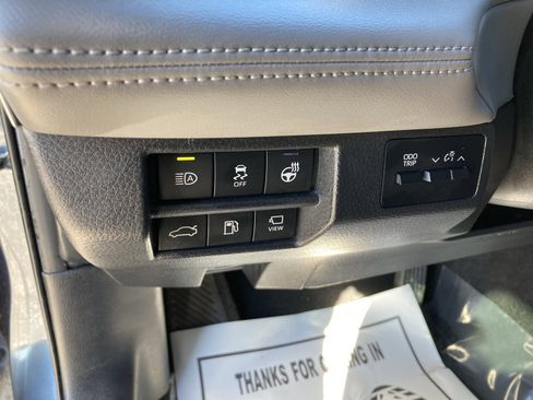 Used 2022 Toyota Avalon Limited image 14