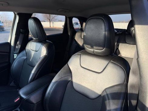 Used 2019 Jeep Cherokee Latitude Plus image 27