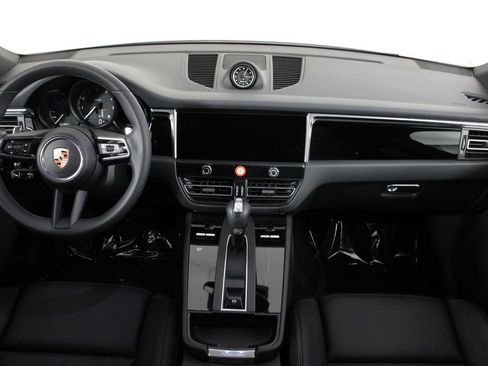 Certified 2025 Porsche Macan AWD/4WD image 11