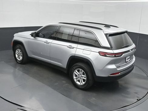 Used 2025 Jeep Grand Cherokee Laredo AWD/4WD image 45